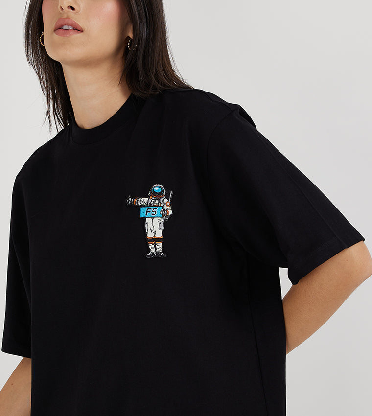 OVERSIZED SULTAN BADGE T-SHIRT_BLACK