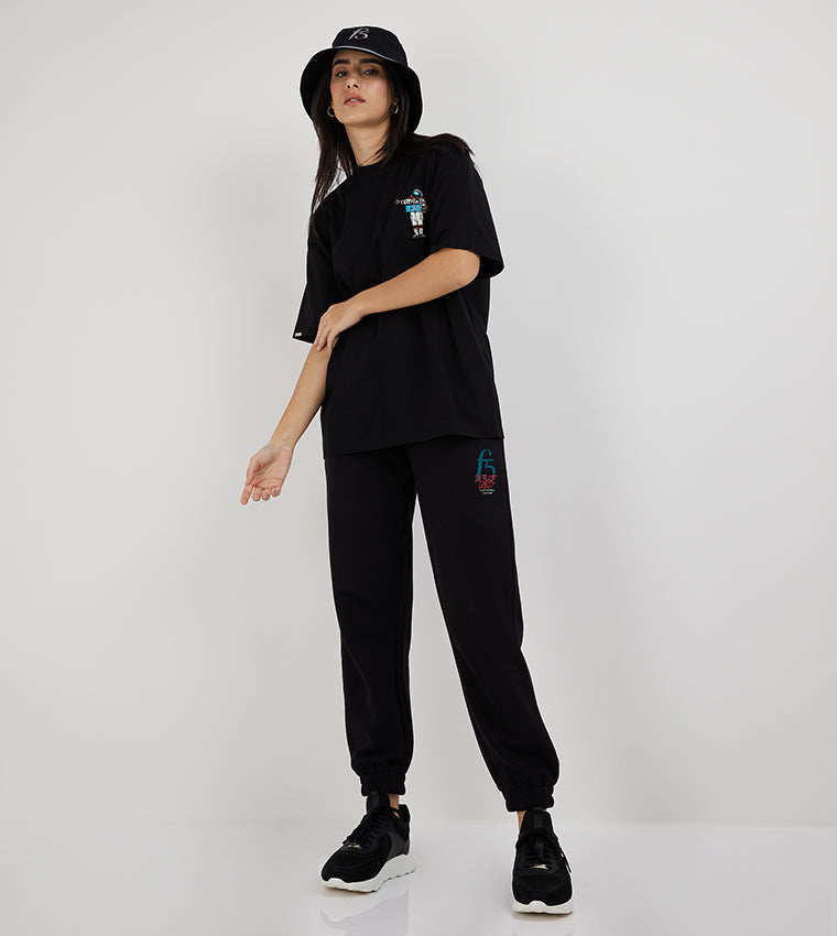 OVERSIZED SULTAN BADGE T-SHIRT_BLACK