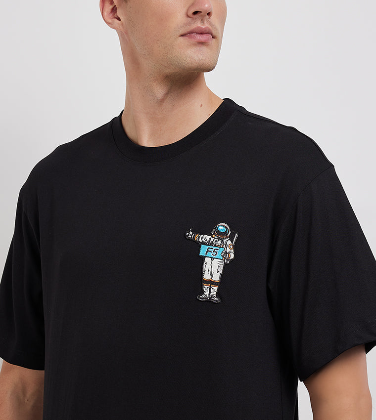 OVERSIZED SULTAN BADGE T-SHIRT_BLACK